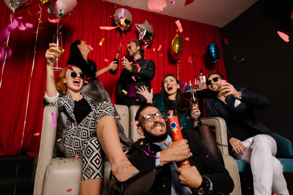 ТОП-10 самых популярных тематических вечеринок на Новый год 2022 - фото 4 | 4Party