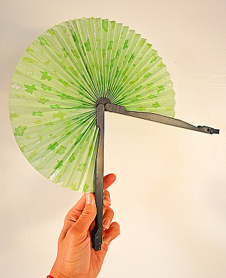 Веер круглый зеленый с листьями (бумага)
