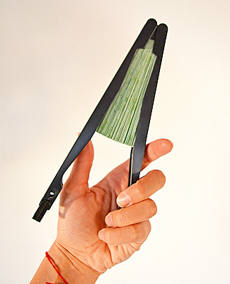 Веер круглый зеленый с листьями (бумага)