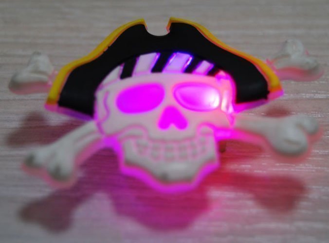 купить значок "пират" светящийся с доставкой