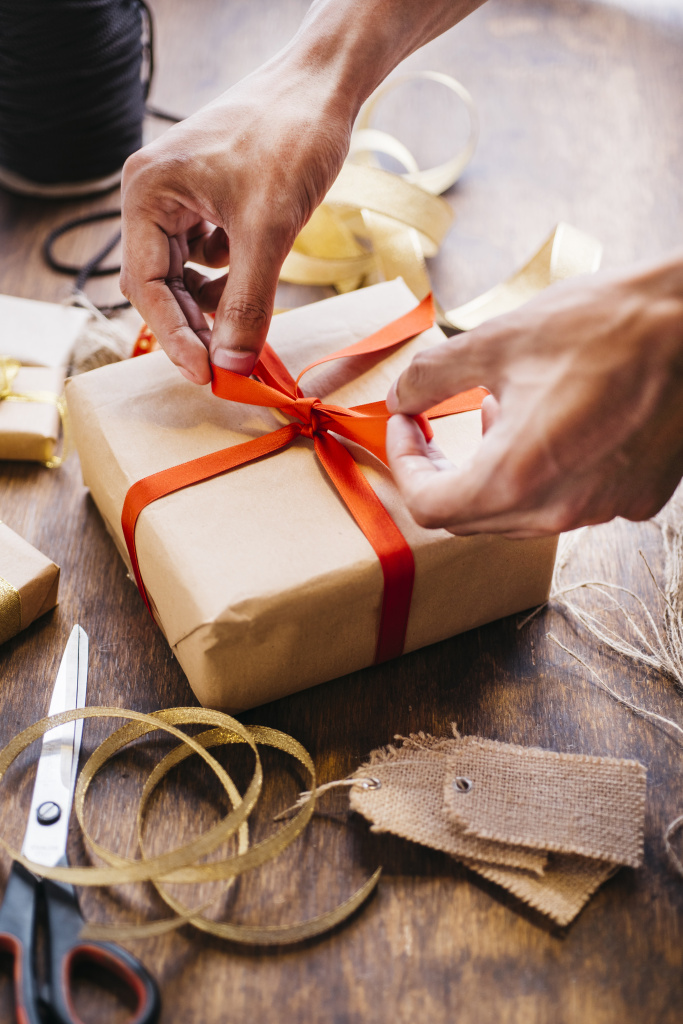 Как сделать подарок своими руками: идеи для оригинальных и недорогих подарков на любой праздник - фото 1 | 4Party