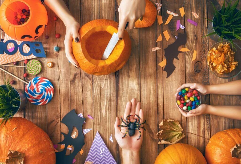 Жуткие забавы: чем занять детей на Хеллоуин?