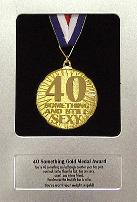 Медаль 40 і сексі (англ)