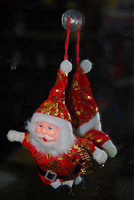 Сувенир маленький Дед Мороз на присоске