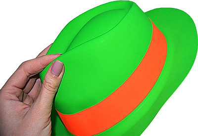 Шляпа с лентой зеленая (пластик)