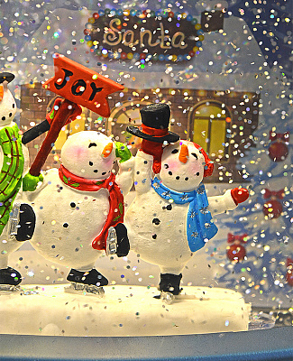 Декор рождественский Снеговики с музыкой