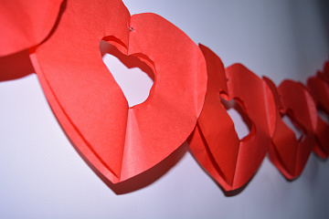 Гирлянда сердечки с вырезом (бумага) - фото 3 | 4Party